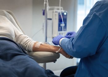 Roche introduce en Ecuador la primera terapia biológica de precisión capaz de detener el daño renal por nefritis lúpica