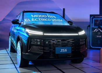 JAC Azul presentó el nuevo JS6 Híbrido Enchufable en el Auto Show 2026