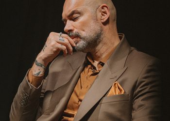 SANTIAGO CRUZ  ESTRENA “SIGO EN PIE”, UNA CANCIÓN SOBRE LA RESILIENCIA Y LA FUERZA DE SEGUIR AVANZANDO